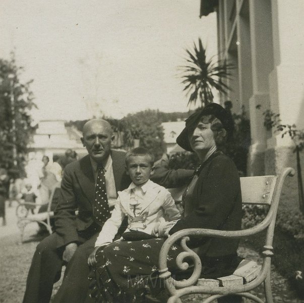 KKE 5360-1.jpg - Fot. Rodzinne. Rodzina Lorek. Franciszek Lorek i Józefa Lorek (z domu Mrygłodowicz) z synem Jurkiem Lorek, Lwów, lata 30-te XX wieku.